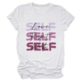 Détail d'un t-shirt blanc en coton avec impression typographique 'Self Love' à trois couches - Blanc (Texte Noir)