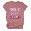 Détail d'un t-shirt rose avec typographie dégradée Self Love Respect Worth - Or Rose (Texte Blanc)