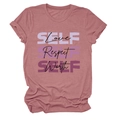 Détail d'un t-shirt mauve avec imprimé dégradé violet Self Love et texte calligraphié - Or Rose (Texte Noir)