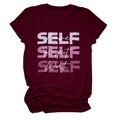 Détail du t-shirt bordeaux en coton avec imprimé texturé self love et col rond doux - Rouge Vin (Texte Blanc)