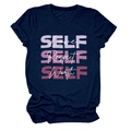 Détail du t-shirt bleu marine à col rond avec texte SELF LOVE en dégradé violet - Bleu Marine (Texte Blanc)