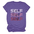Détail d'un t-shirt violet chiné avec manches retroussées et texte Self Love - Violet (Texte Noir)