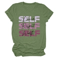 Détail du t-shirt vert armée à col rond avec imprimé rose Love Respect Worth - Vert Olive (Texte Noir)