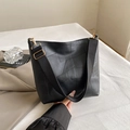 Borsa tote in pelle nera con cuciture geometriche e ampia tracolla in tela - Nero