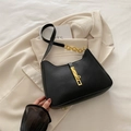Schicke schwarze Leder-Achseltasche mit Goldkette und Metallschnalle für den Sommer 2024 - Schwarz