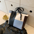 Μεγάλη τσάντα tote color-block σε μαύρο, μπλε, μπεζ και καφέ με ρυθμιζόμενα λουριά δέρμα - Μπλε