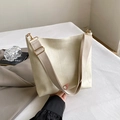 Borsa a tracolla crema minimalista con cuciture rettangolari e ampia tracolla - Bianco