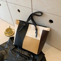 Κομψή τσάντα tote με πολύχρωμα κομμάτια σε μαύρο, λευκό και χακί με λεπτούς ιμάντες ώμου - Χακί