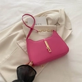 Schicke rosane Halbmond-Schultertasche mit goldener Schnalle und Kettenriemen - Rosenrosa