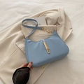 Minimalistische hellblaue Halbmond-Tasche mit goldener Schnalle und Lederriemen - Blau