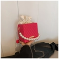 Détail du sac seau à damier rose avec poignée en perles et fermeture à cordon coulissant - Rose