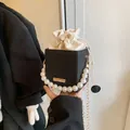 Elegante schwarze Beuteltasche mit weißem Kordelzug und großem Perlengriff - Schwarz