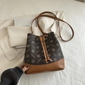 Bolso saco retro de lona con monograma marrón, cordón de cuero y correa de hombro moderna - Monograma Café