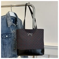 Dettaglio della borsa tote in tela grigia con ricamo a cuori rossi e finiture in pelle - Cuore Grigio