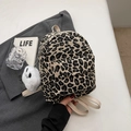 Mini zaino con stampa leopardata con ciondolo di peluche bianco e spalline crema - Con Ciondolo / Bianco avorio