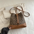 Bolso bombonera retro marrón con monograma, cordón de cuero y elegante bandolera - Letras Marrones