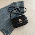 Bolso bandolera acolchado negro con hebilla plateada y correa ajustable para mujer - Negro
