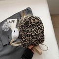 Mini zaino in tela leopardata con spalline beige e ciondolo a pompon bianco - Con Ciondolo / Kaki