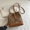 Bolso saco marrón con monograma cordón y correa de hombro ajustable para mujer - Monograma Marrón