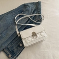 Bolso bandolera blanco minimalista con diseño acolchado y cierre de giro plateado - Blanco