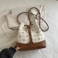 Elegante bolso bombonera beige con estampados florales marrones y cierre de cordón - Monograma Blanco