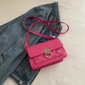 Bolso bandolera cuadrado acolchado rosa con hebilla de metal plateado y solapa - rosa intenso