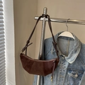 Dunkelbraune Halbmondtasche aus Wildleder mit Patchwork-Design und geknotetem Schultergurt - Dunkelbraun