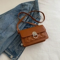 Bolso bandolera marrón acolchado con hebilla de metal plateado y correa ajustable - Marrón