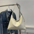 Bolso tote grande blanco crema con textura geométrica y detalle de cadena de metal - Blanco Roto