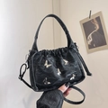 Schwarze Bucket-Bag mit Raffung, Schmetterlings-Applikationen und Kordelzug-Gurt - Schwarz