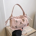 Rosa Beuteltasche mit Faltenoptik, silbernen Schmetterlingen und Schultergurt - Rosa