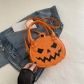 Bolso bandolera naranja con forma de calabaza, textura de telaraña y cara de Halloween - Naranja