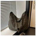 Primer plano de bolso tote de lona con estampado de leopardo y correa ancha hobo - Caqui