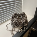 Elegante borsa a secchiello leopardata con catena argento e dettagli di perle - Bianco