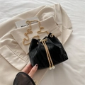 Elegante borsa a secchiello in velluto nero con catena d'oro e perle bianche - Nero