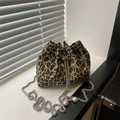 Borsa a secchiello leopardata con catena argento e grandi perle sulla coulisse - Cachi