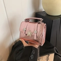 Bolso bandolera rosa metalizado con emblema de estrella y cadena plateada para mujer - Rosa