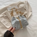 Borsa a secchiello grigia marmorizzata con coulisse e eleganti ciondoli a perla - Argento