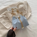 Secchiello azzurro con texture marmorizzata, catena dorata e ciondoli di perle - Blu