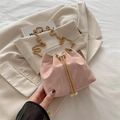 Sac seau en cuir plissé rose avec bandoulière chaîne dorée et glands de perles - Rose