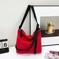 Grande borsa tote rossa minimalista in nylon con tracolla nera per il pendolarismo - Rosso