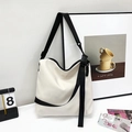 Borsa hobo beige minimalista con tracolla nera regolabile in uno stile casual chic - Bianco