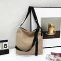 Grande borsa tote in nylon kaki con tracolla nera per il pendolarismo quotidiano - Cachi