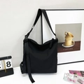 Borsa tote nera minimalista con tracolla larga regolabile e chiusura con fibbia - Nero