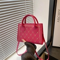 Schicke rosarote Stepptasche mit Herzstickerei und vielseitigem Umhängeriemen - Rosenrosa