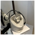 Dettaglio della borsa hobo in tela minimalista con tracolla in pelle nera - Bianco