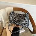 Borsa sottobraccio alla moda con stampa leopardata nero grigio e fibbia a T in argento - Nero
