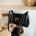 Bolso de hombro en cuero sintético negro brillante con lazo plateado y cadena - Negro