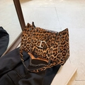 Borsa a spalla alla moda con stampa leopardata, logo T argento e catena in metallo - Cachi