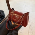 Bolso tote elegante de cuero brillante burdeos con lazo plateado y correa de cadena - Rojo